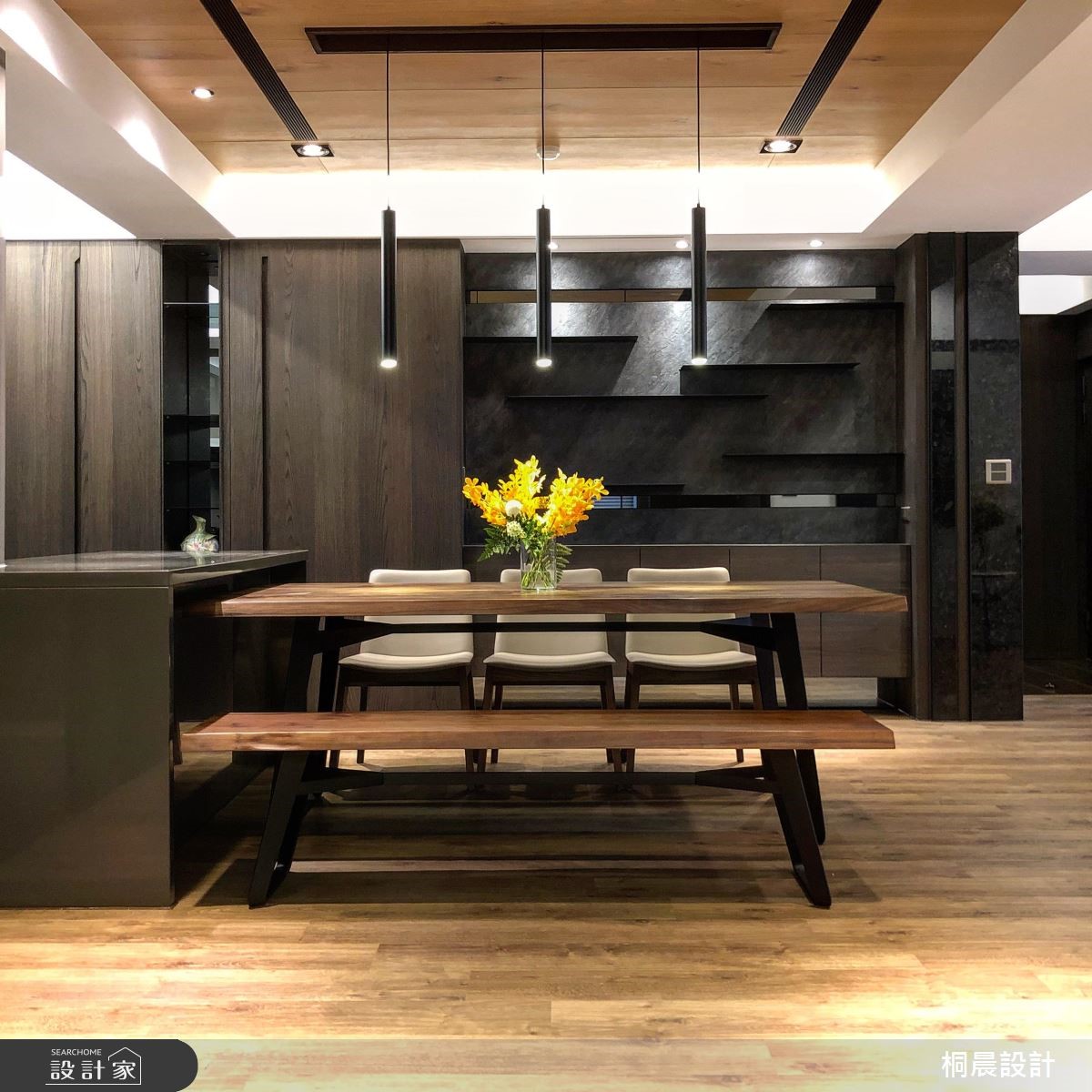 對於家有長輩的居家來說,首重安全,像這間 50 坪的混