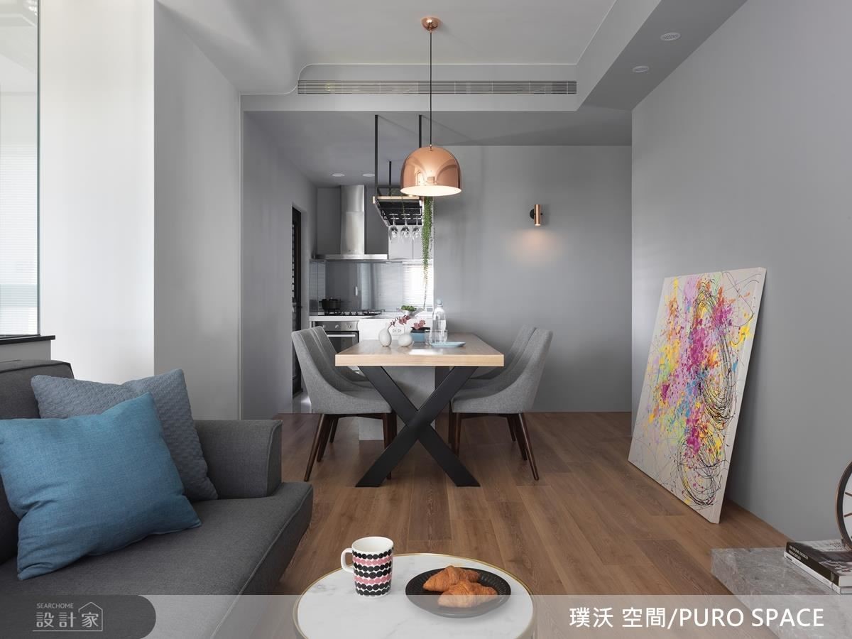 白色石材中島從廚房延伸,再續接木質長桌,是吧台,也是餐桌。 白色石材中島從廚房延伸,再續接木質長桌,是吧台,也是餐桌。