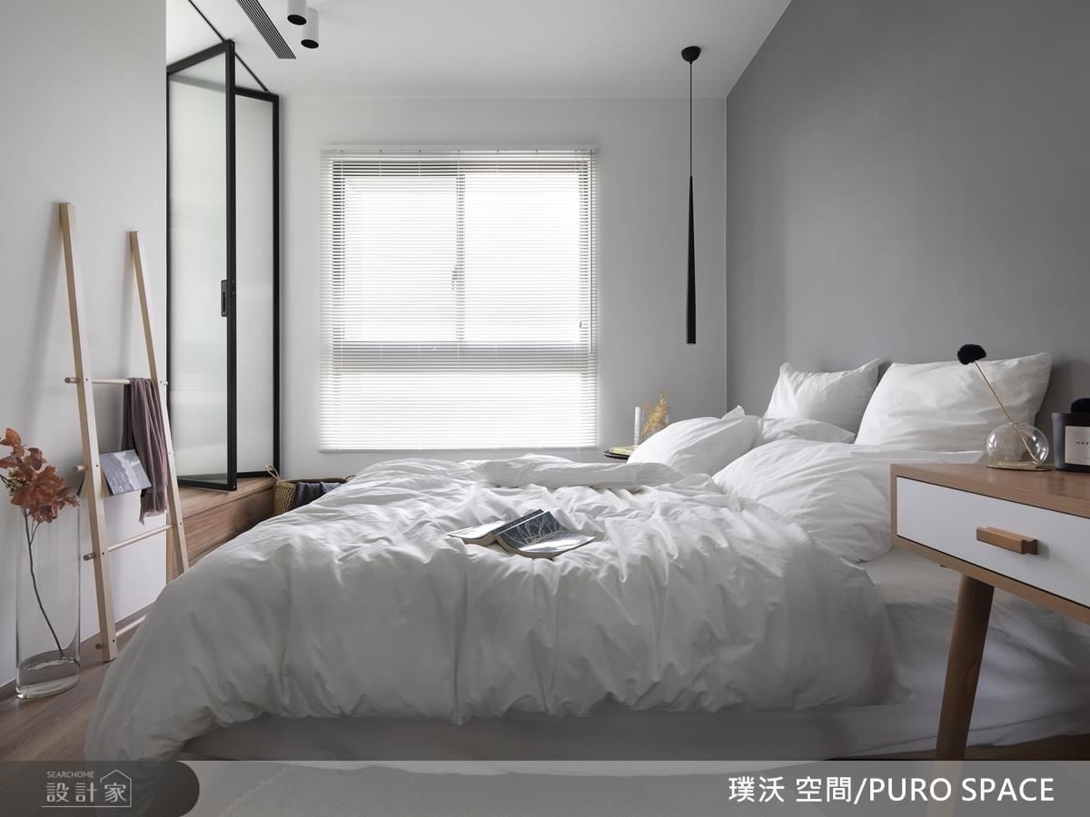 一道玻璃折門,左接更衣室,前往書房或當嬰兒房,把寢臥變多元。 一道玻璃折門,左接更衣室,前往書房或當嬰兒房,把寢臥變多元。