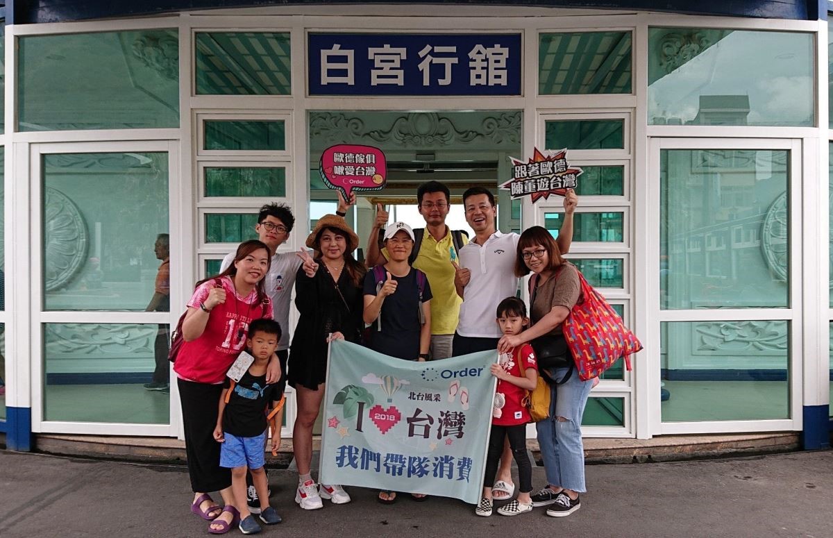 歐德集團陳國都董事長(右三)鼓勵員工多在台消費,讓更多的觀光財留在台灣,一起為台灣觀光產業盡心力。 歐德集團陳國都董事長(右三)鼓勵員工多在台消費,讓更多的觀光財留在台灣,一起為台灣觀光產業盡心力。