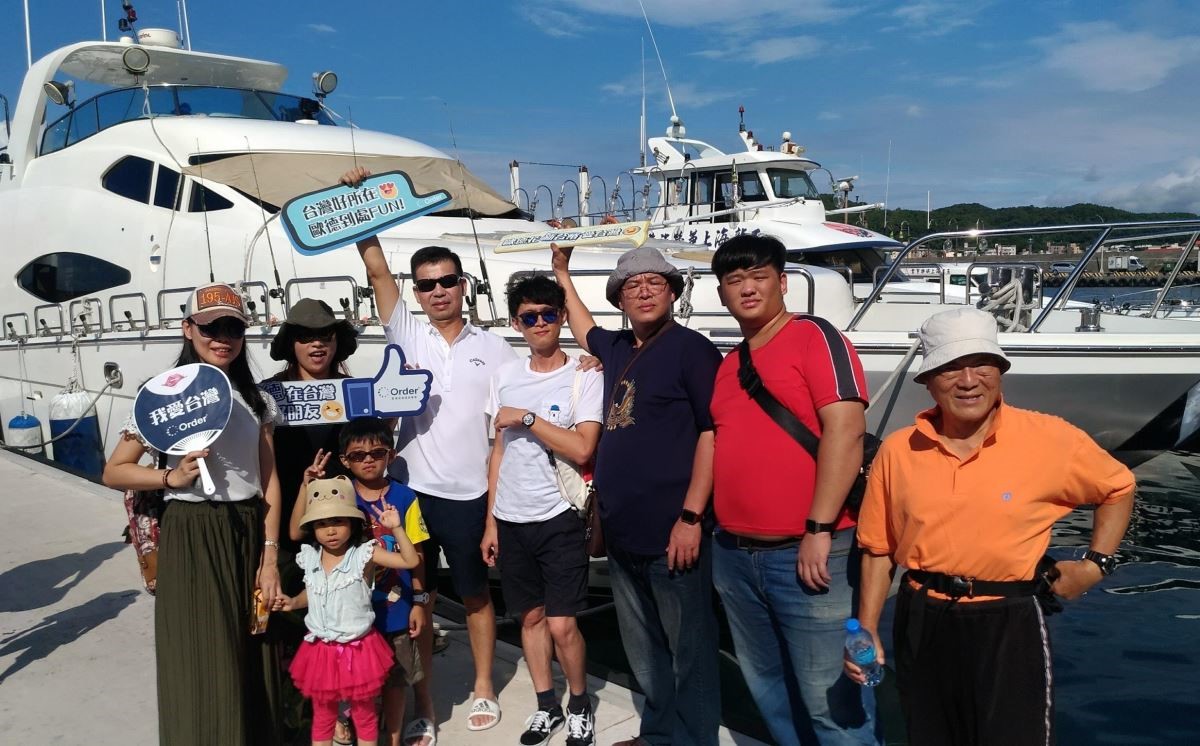 歐德集團陳國都董事長(右五)與員工開心搭上藍色公路遊基隆港,用全新視角看基隆。 歐德集團陳國都董事長(右五)與員工開心搭上藍色公路遊基隆港,用全新視角看基隆。