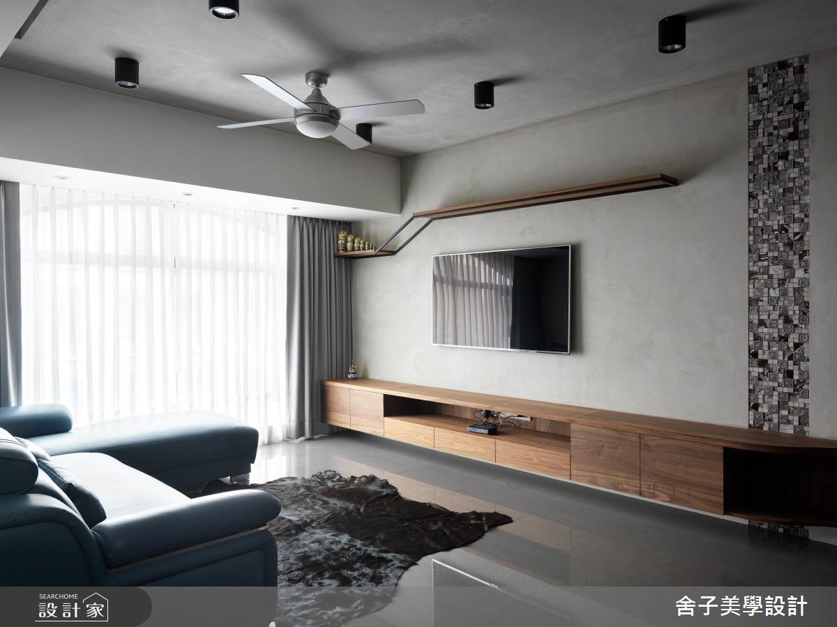 客廳電視牆以復古馬賽克磚造型拼貼,成就居家華麗端景。 客廳電視牆以復古馬賽克磚造型拼貼,成就居家華麗端景。