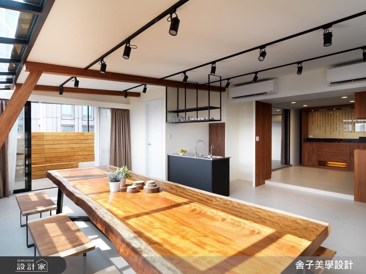 詹秉縈設計師運用獨門招數,不僅替 54 坪老屋化解樓高