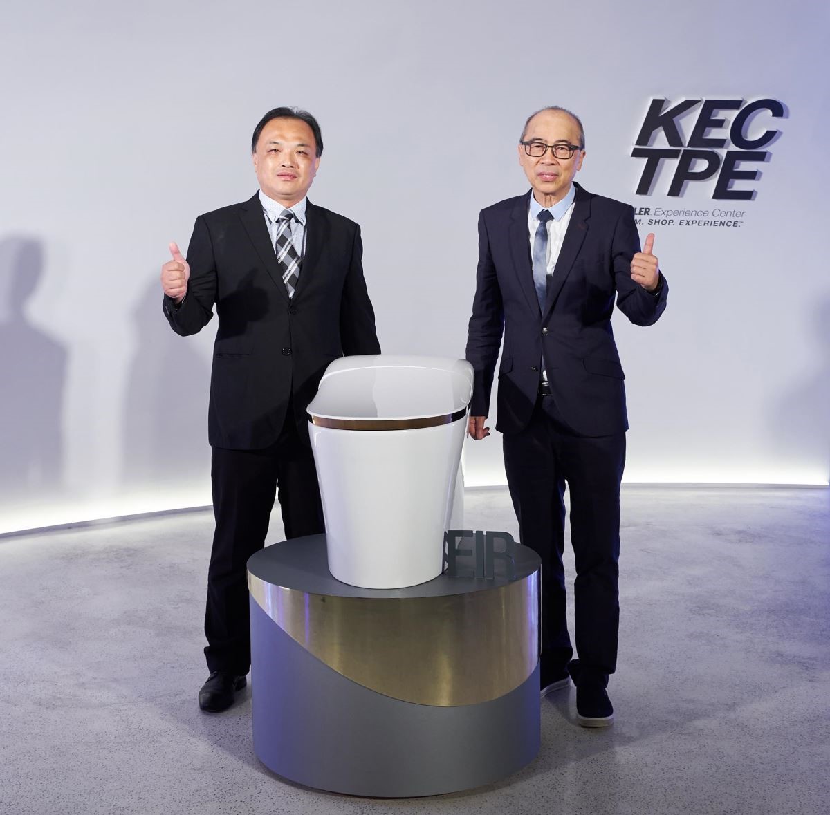 KOHLER 廚衛集團東北亞業務總監譚寶強先生(右)與 KOHLER Taiwan 副總監李順生先生,共同為全新智能馬桶 EIR 揭幕。 KOHLER 廚衛集團東北亞業務總監譚寶強先生(右)與 KOHLER Taiwan 副總監李順生先生,共同為全新智能馬桶 EIR 揭幕。