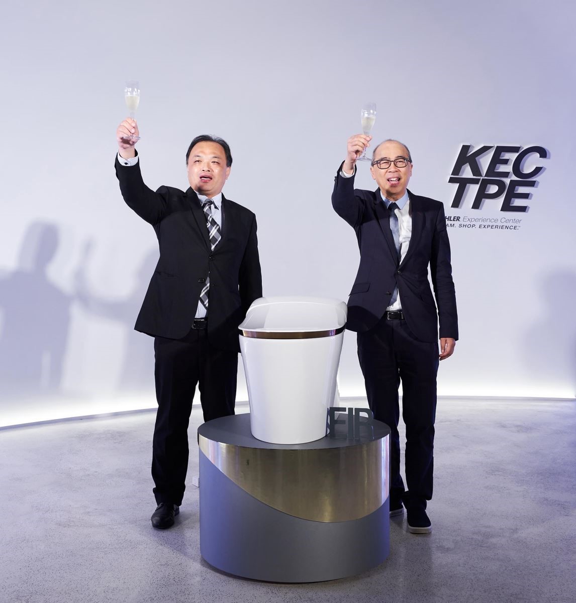 KOHLER 廚衛集團東北亞業務總監譚寶強先生(右)與 KOHLER Taiwan 副總監李順生先生,舉杯歡慶 KOHLER 145 週年並祝福 KOHLER 體驗館一週年生日快樂。 KOHLER 廚衛集團東北亞業務總監譚寶強先生(右)與 KOHLER Taiwan 副總監李順生先生,舉杯歡慶 KOHLER 145 週年並祝福 KOHLER 體驗館一週年生日快樂。