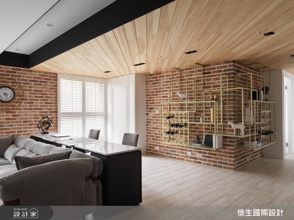 精美的開放鏤空收納層架,同時兼具酒藏與擺設置物功能,搭配紅磚牆同時彰顯時髦與復古氛圍。 精美的開放鏤空收納層架,同時兼具酒藏與擺設置物功能,搭配紅磚牆同時彰顯時髦與復古氛圍。