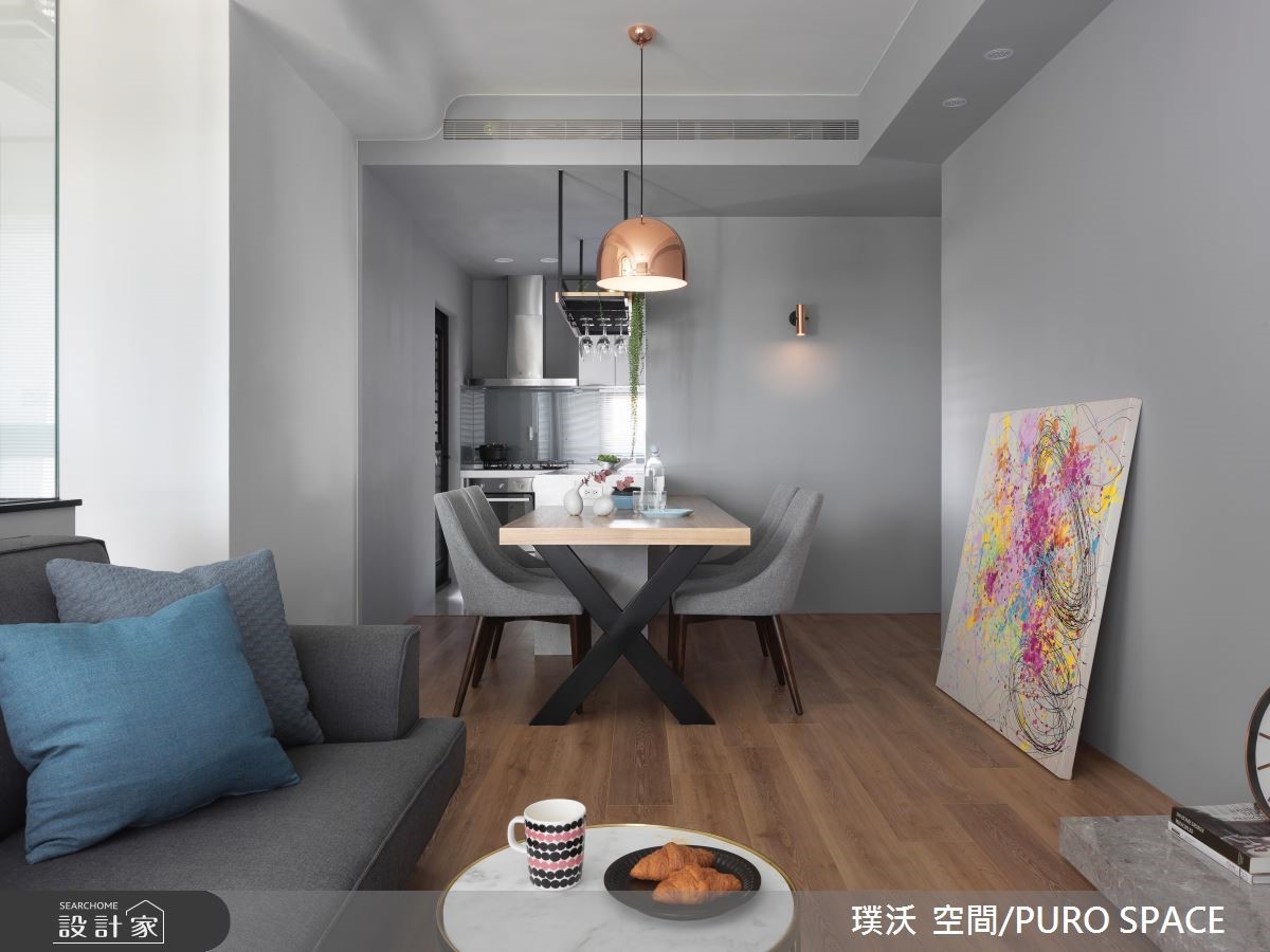 白底與木質鋪排的 20 坪現代風宅邸,在客、餐廳及玄關