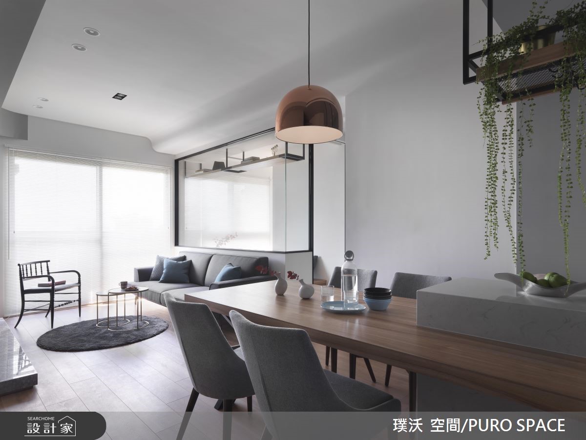 白底與木質鋪排的 20 坪現代風宅邸,在客、餐廳及玄關