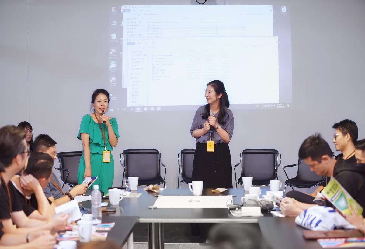 兩岸青年設計師交流座談會。由好好住商業副總裁李楠統籌主辦(圖右站立者),漂亮家居雜誌總編輯張麗寶擔任主持人(圖左站立者)。 兩岸青年設計師交流座談會。由好好住商業副總裁李楠統籌主辦(圖右站立者),漂亮家居雜誌總編輯張麗寶擔任主持人(圖左站立者)。