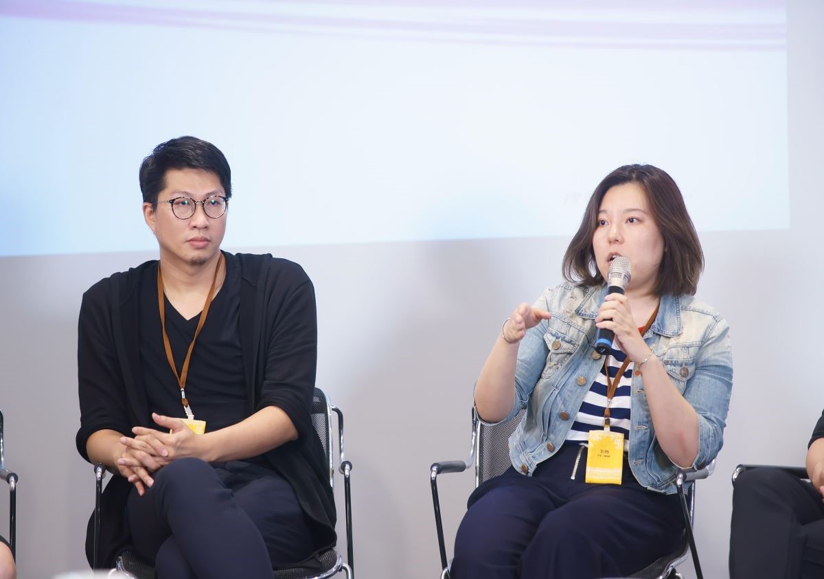 獨立設計師劉一汀(圖右)分享實際施工的溝通心得,認為設計不應被工人的經驗所侷限。圖左為好室設計總監陳鴻文。 獨立設計師劉一汀(圖右)分享實際施工的溝通心得,認為設計不應被工人的經驗所侷限。圖左為好室設計總監陳鴻文。