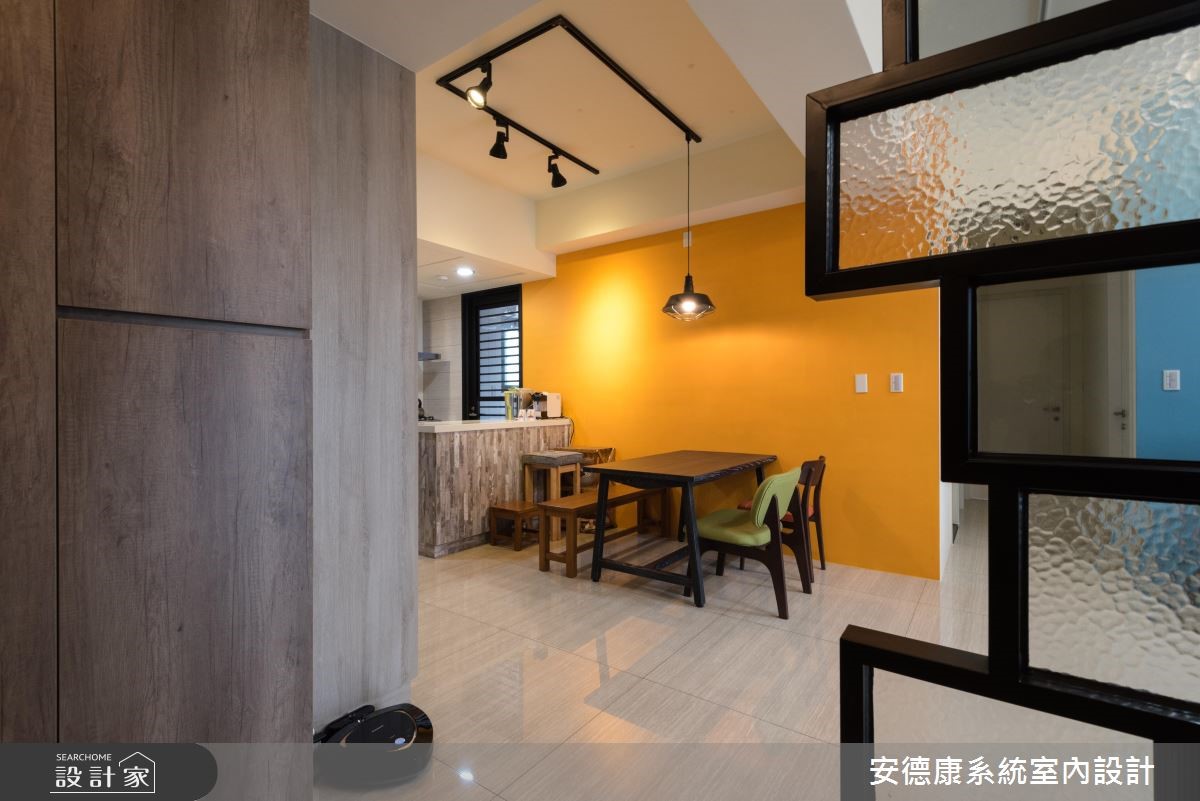 30 坪混搭風居家,設計師透過玄關屏風、電視牆的一牆