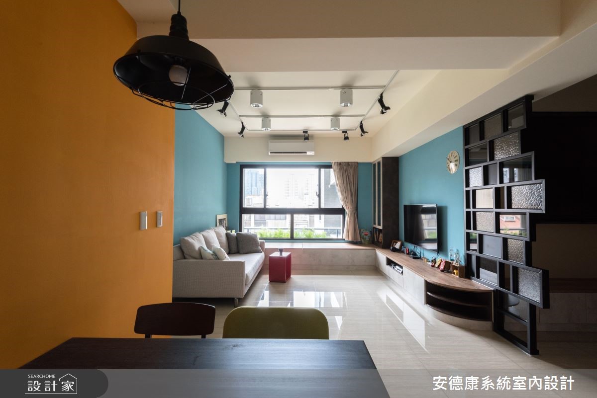 30 坪混搭風居家,設計師透過玄關屏風、電視牆的一牆