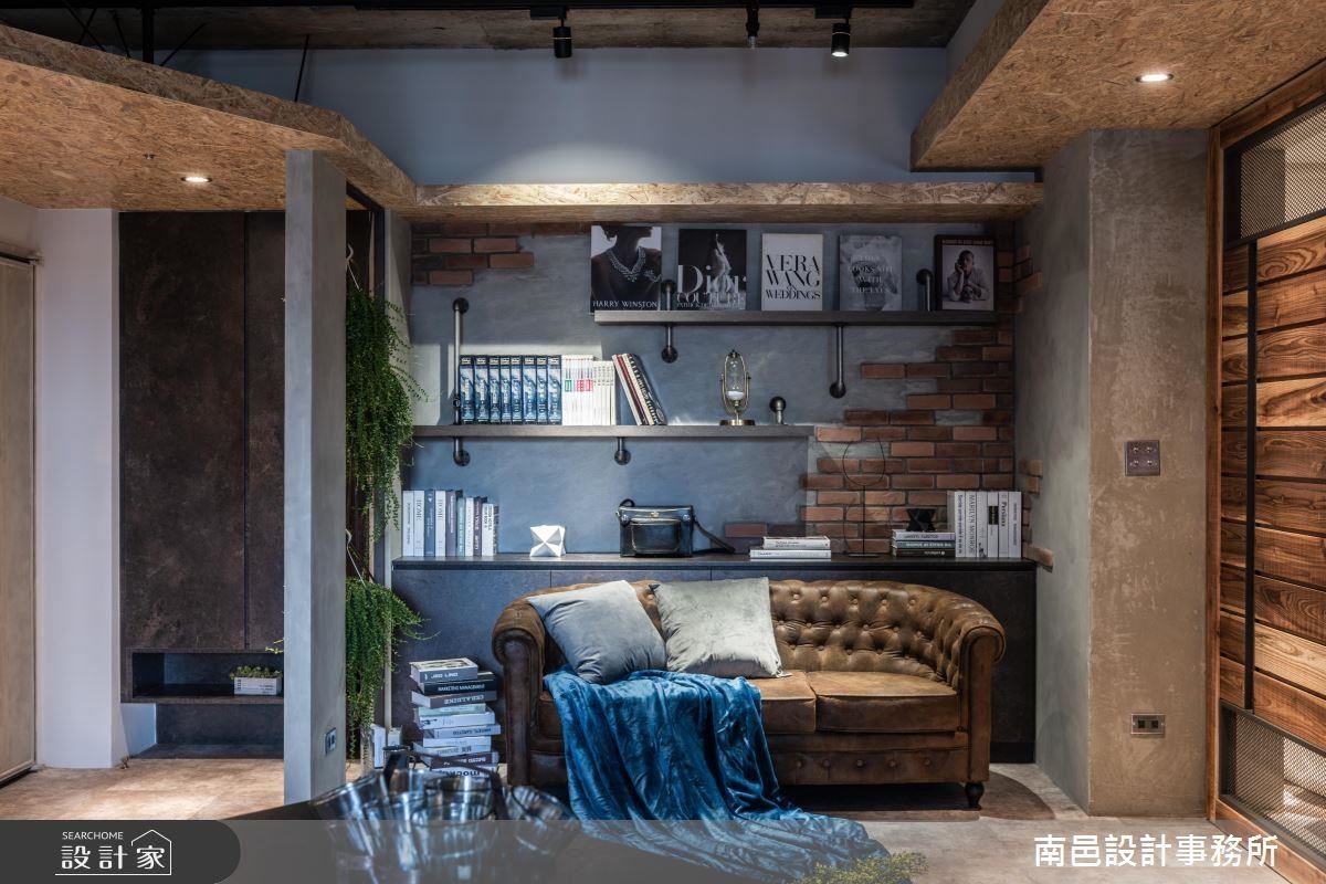 為丑塑寬敞暖調 Loft 風居家,設計團隊刻意將格局打斜,延展出空間敞亮視野與生活尺度,再搭佐木素材與植栽運用,詮釋輕裝工業居家的溫度感。 為丑塑寬敞暖調 Loft 風居家,設計團隊刻意將格局打斜,延展出空間敞亮視野與生活尺度,再搭佐木素材與植栽運用,詮釋輕裝工業居家的溫度感。