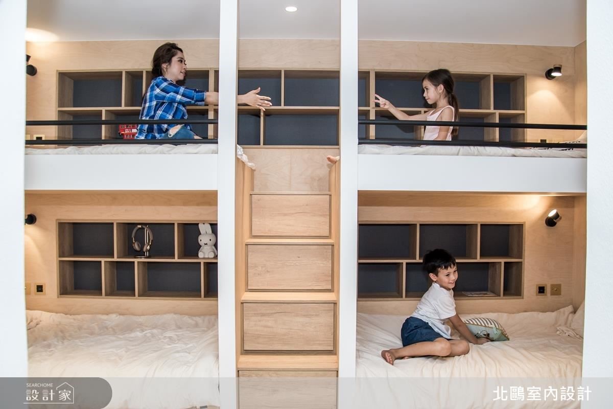 臥室以質樸木作搭建的上下雙層臥鋪設計,為一家人創造一個私密互動的遊戲空間。(人物攝影_Erica Peng) 臥室以質樸木作搭建的上下雙層臥鋪設計,為一家人創造一個私密互動的遊戲空間。(人物攝影_Erica Peng)