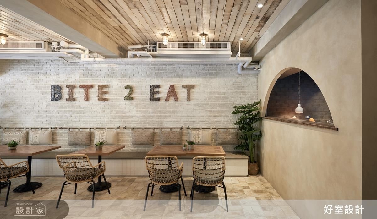 一樓用餐區以半圓弧開窗造型打造 Pizza 窯燒房,使顧客等餐同時可以觀賞製作過程,為美味餐點多一份想像空間。 一樓用餐區以半圓弧開窗造型打造 Pizza 窯燒房,使顧客等餐同時可以觀賞製作過程,為美味餐點多一份想像空間。