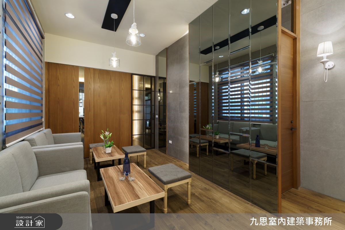 長型的老屋空間,格局上呈現前窄後寬的不規則形,原先
