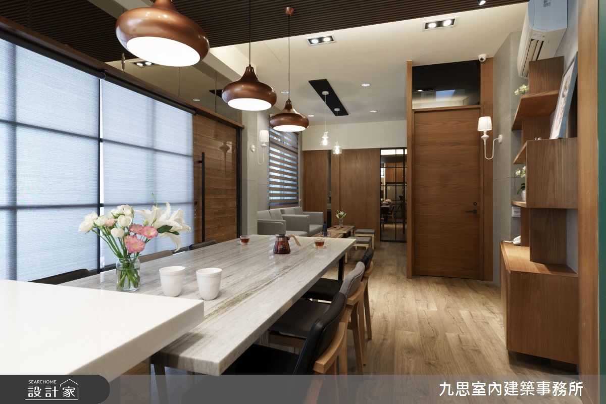 長型的老屋空間,格局上呈現前窄後寬的不規則形,原先