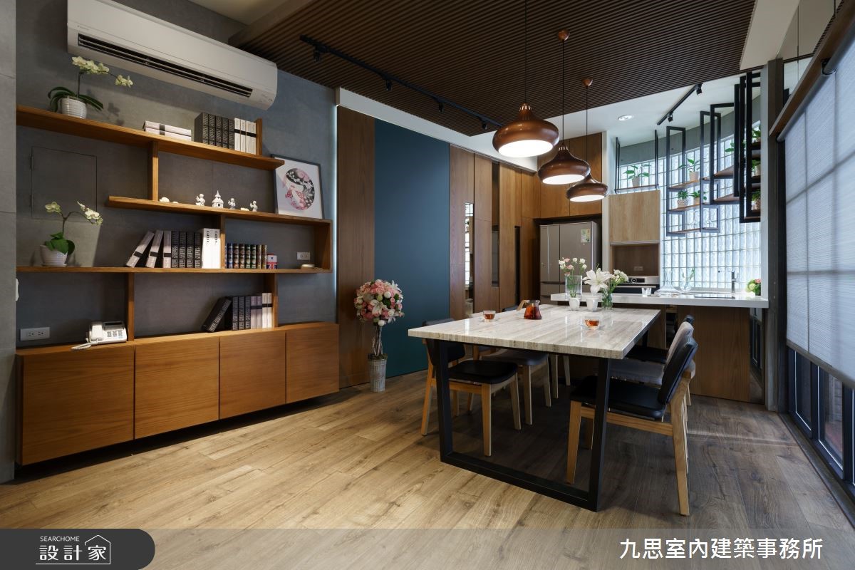 長型的老屋空間,格局上呈現前窄後寬的不規則形,原先