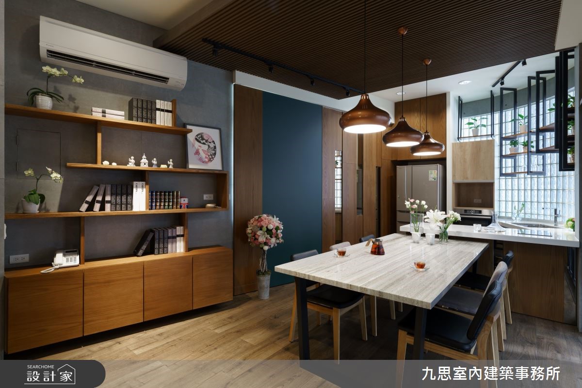 長型的老屋空間,格局上呈現前窄後寬的不規則形,原先