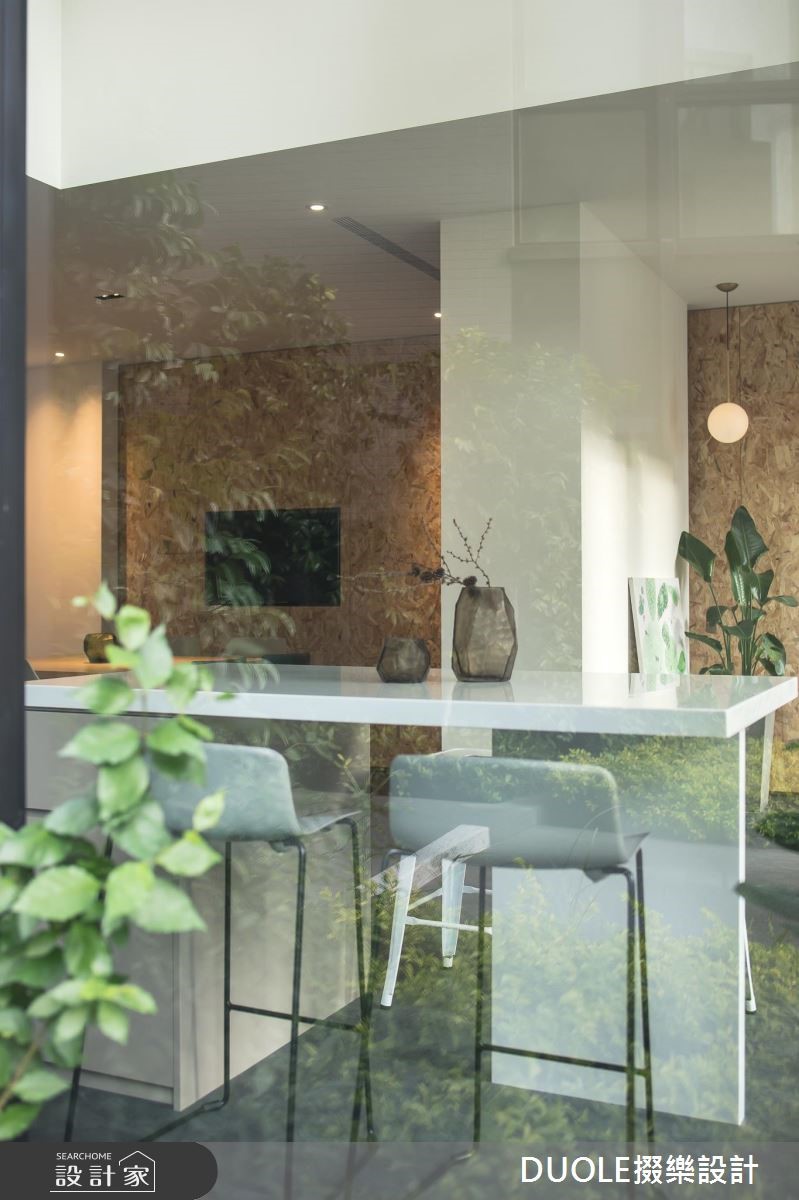 此案是集合住宅一樓轉角處的挑高店面,藉由北歐風營造