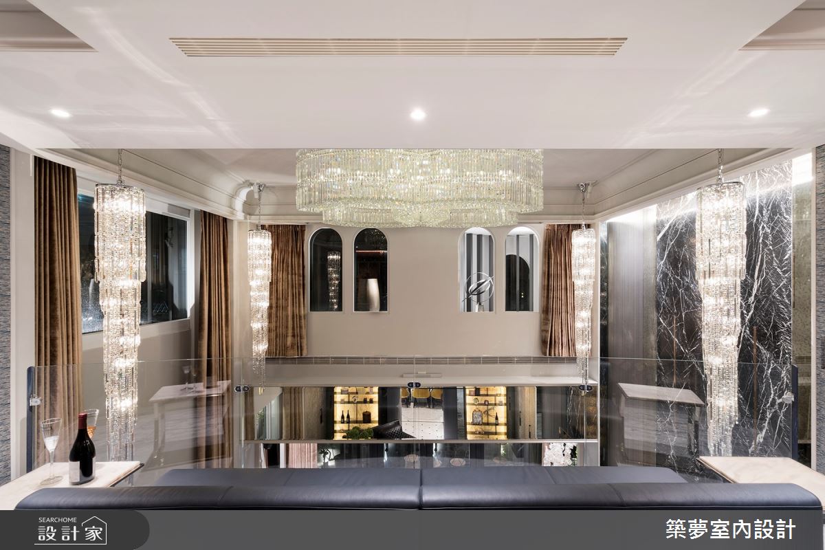 二樓視聽室運用拱型窗面陳設藝術品,使居家宛如歐洲博物館;並於天花中心、四角垂吊水晶燈飾,完美體現空間高度與美感。 二樓視聽室運用拱型窗面陳設藝術品,使居家宛如歐洲博物館;並於天花中心、四角垂吊水晶燈飾,完美體現空間高度與美感。