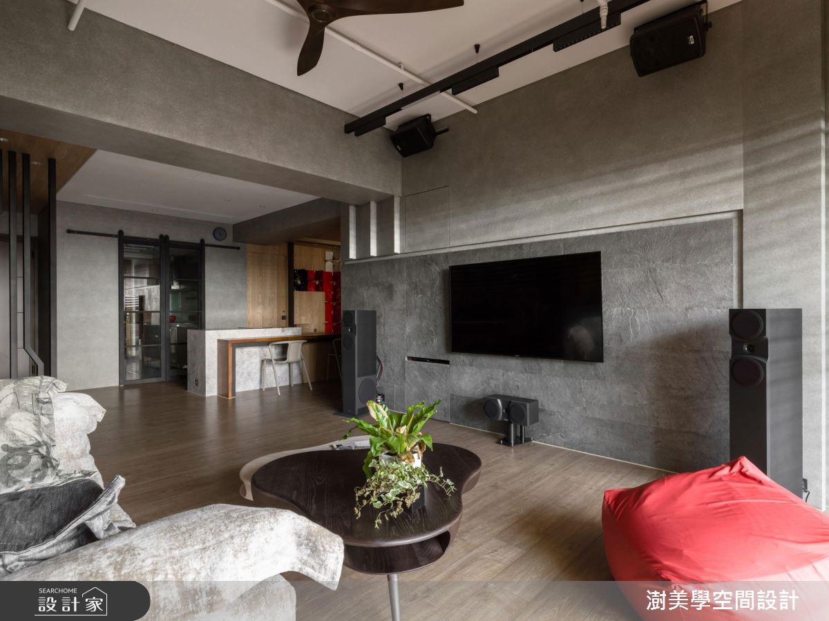 48 坪的雙人工業宅,擁有寬敞的客餐廳,卻排擠了私領