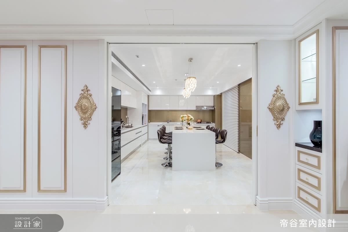 餐廚區合一,延續白金色系。 餐廚區合一,延續白金色系。