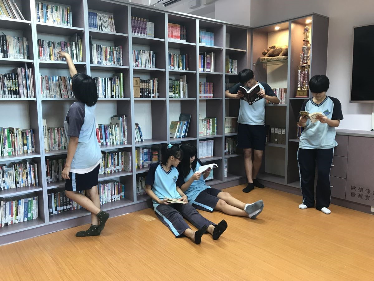 學生們沉浸在歐德集團以環保健康綠建材打造的「幸福圖書館」,快樂閱讀。 學生們沉浸在歐德集團以環保健康綠建材打造的「幸福圖書館」,快樂閱讀。