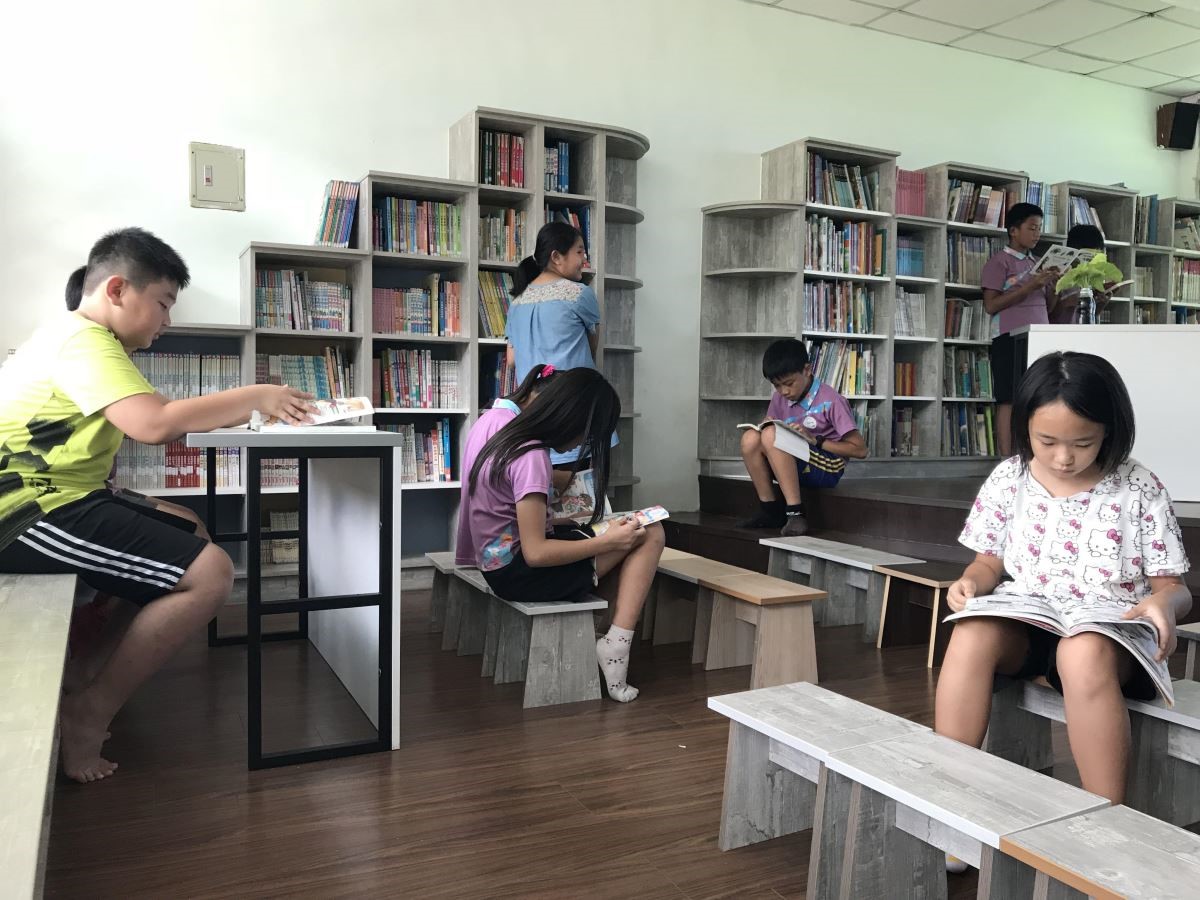 學生使用「幸福圖書館」實景。 學生使用「幸福圖書館」實景。