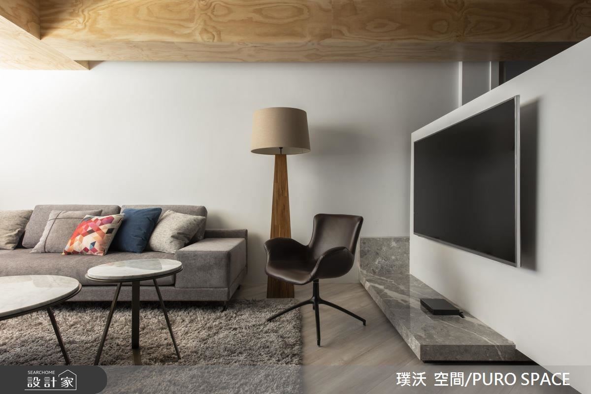 把電視牆轉個彎,就能拉開沙發背牆,坐在 L 型沙發看電視也很順。 把電視牆轉個彎,就能拉開沙發背牆,坐在 L 型沙發看電視也很順。