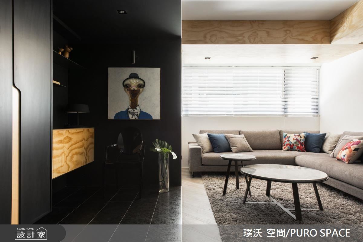 陽光打亮白色廳區,和黑色的玄關廊道形成強烈對比,營造更純淨的光感。 陽光打亮白色廳區,和黑色的玄關廊道形成強烈對比,營造更純淨的光感。