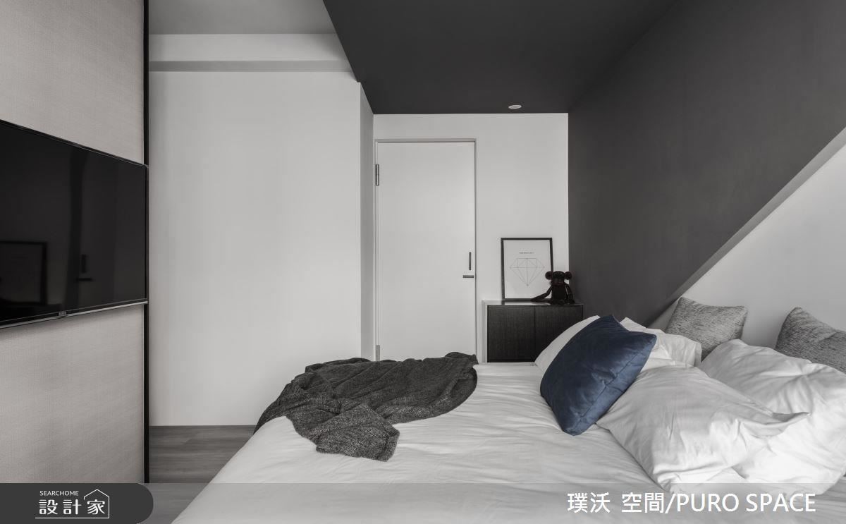 灰階從牆到天花,以斜線折角襯出方正白色塊體,形塑簡潔優雅的幾何空間。 灰階從牆到天花,以斜線折角襯出方正白色塊體,形塑簡潔優雅的幾何空間。
