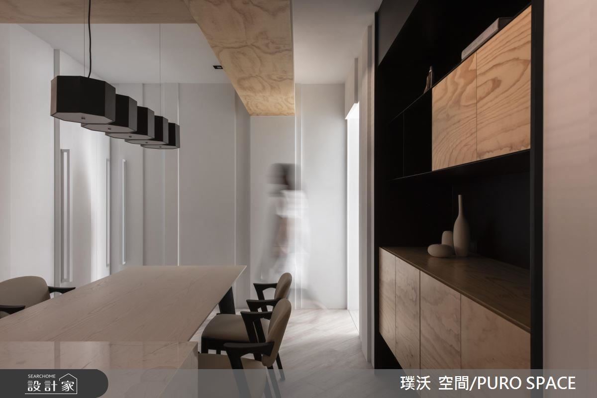 黑白配既衝突又和諧,且藉凹凸線狀美化牆面,同時融入門的勾縫設計。 黑白配既衝突又和諧,且藉凹凸線狀美化牆面,同時融入門的勾縫設計。