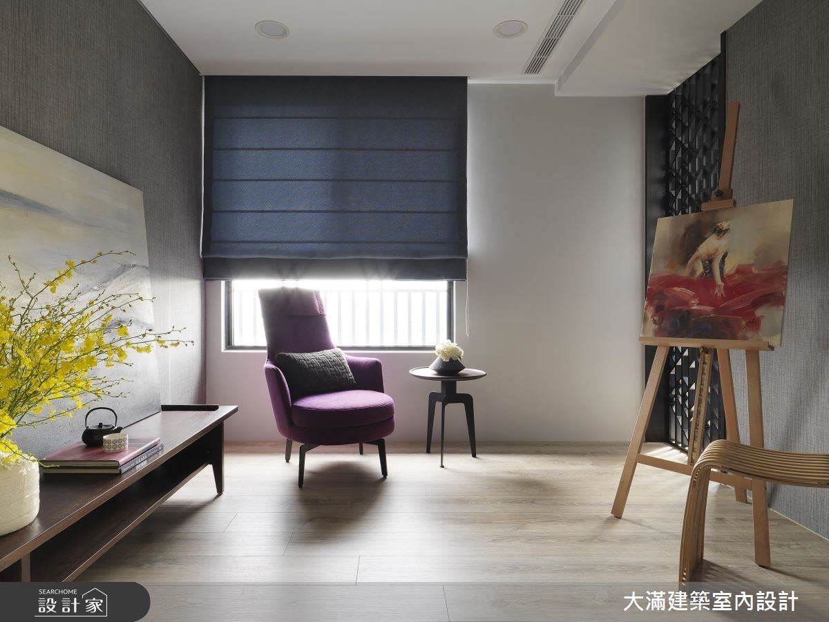 女主人的畫室以跳色單品家具呼應油彩,如調色盤般讓人也想拾筆作畫。 女主人的畫室以跳色單品家具呼應油彩,如調色盤般讓人也想拾筆作畫。