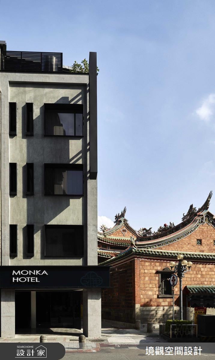 此案的前身為佛具店,坐落於百年廟宇附近,周圍環境是