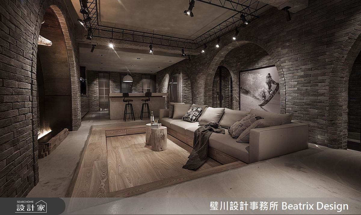 客廳地坪採下陷設計,讓屋主一家感受被家園包覆的安全感;更在溫潤實木鋪陳下,締造宛如山中避難小屋的溫馨情境。 客廳地坪採下陷設計,讓屋主一家感受被家園包覆的安全感;更在溫潤實木鋪陳下,締造宛如山中避難小屋的溫馨情境。