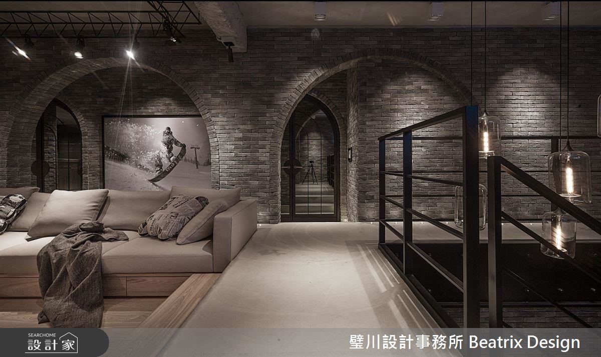 廊道保留原有空間結構樑,在拱圈造型的規劃下,成就空間獨特韻律感,彷彿古代教堂、城堡經典樣貌。 廊道保留原有空間結構樑,在拱圈造型的規劃下,成就空間獨特韻律感,彷彿古代教堂、城堡經典樣貌。