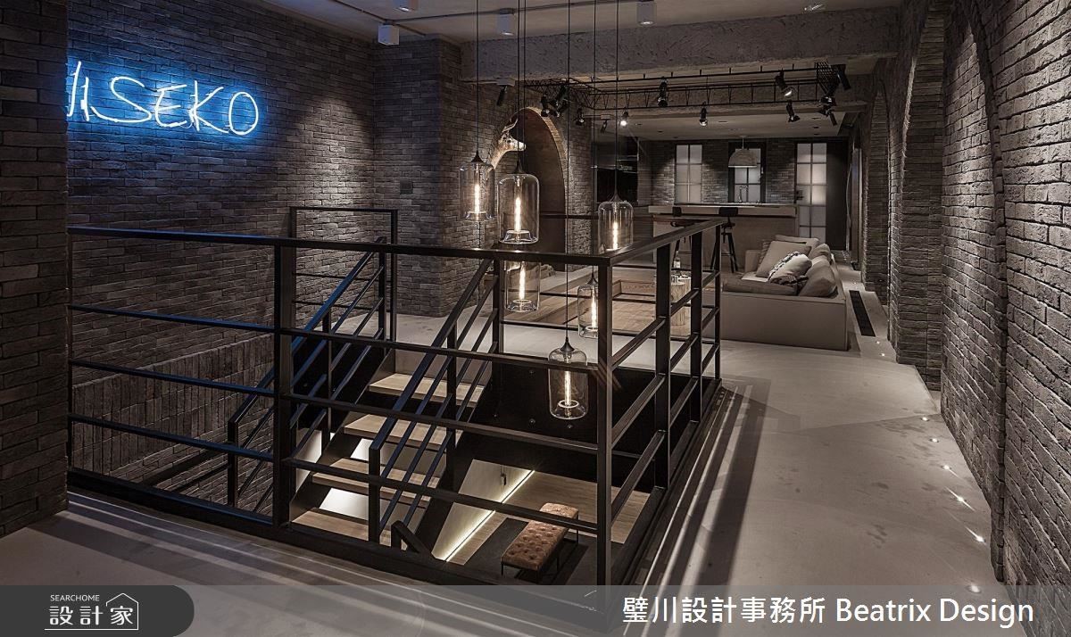 一樓入口以挑空樓梯營造過渡空間趣味,同時沉靜返家心情。 一樓入口以挑空樓梯營造過渡空間趣味,同時沉靜返家心情。