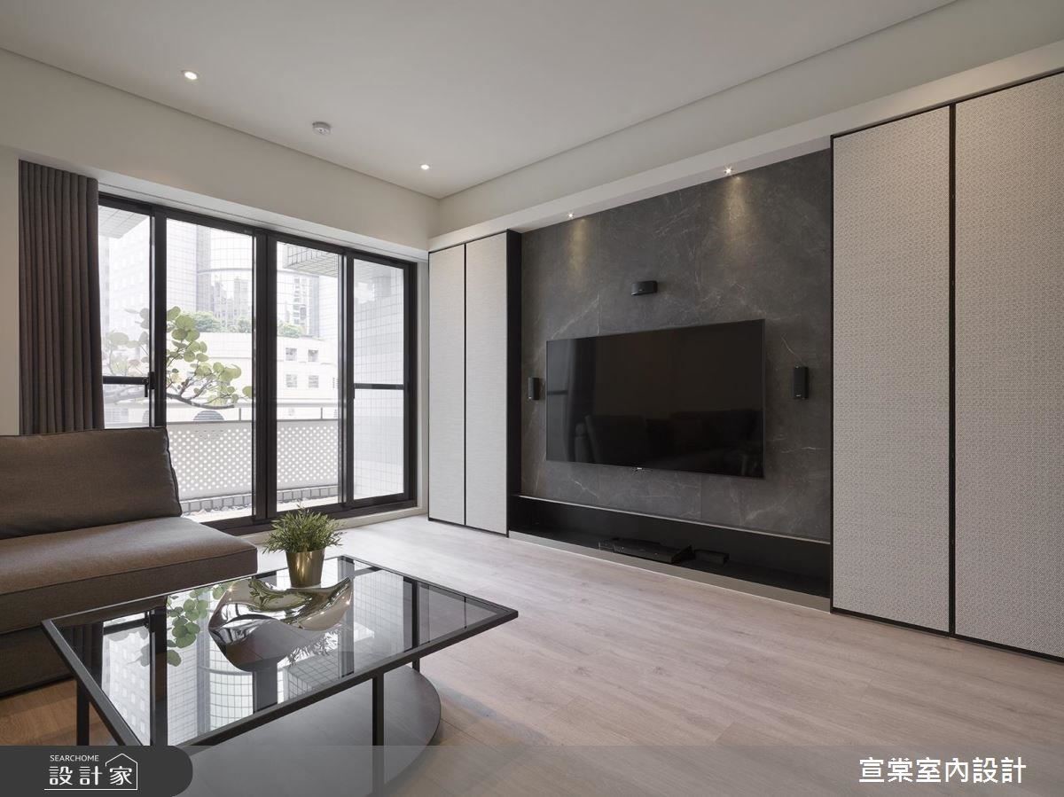 客廳電視牆兩側櫃體門片,以耐刮材質鋪設,增加房屋使用壽命。 客廳電視牆兩側櫃體門片,以耐刮材質鋪設,增加房屋使用壽命。