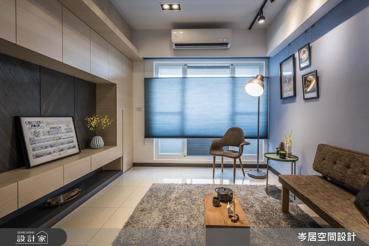由於屋主有收納跟養狗的需求,因此這間 18 坪的現代風