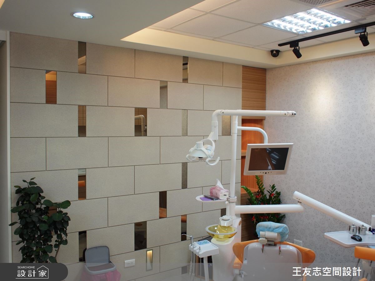 28 坪的現代風牙醫診所,在純白的基底之上,藉由木質