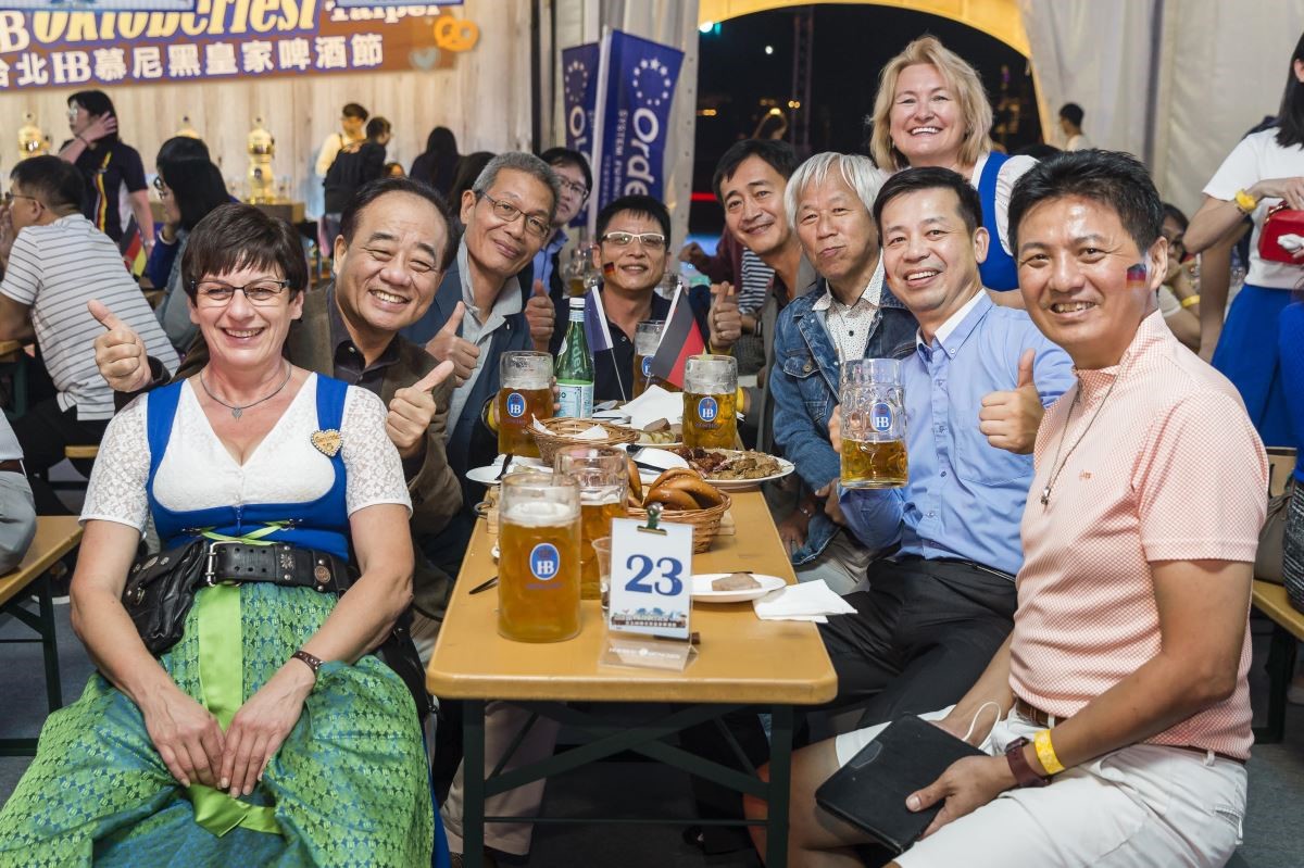 歐德集團陳國都董事長(右二)與城邦媒體集團首席執行長何飛鵬(右三)、行銷大師林志誠老師(左二),和 300 位歐德舊客戶們同歡。 歐德集團陳國都董事長(右二)與城邦媒體集團首席執行長何飛鵬(右三)、行銷大師林志誠老師(左二),和 300 位歐德舊客戶們同歡。