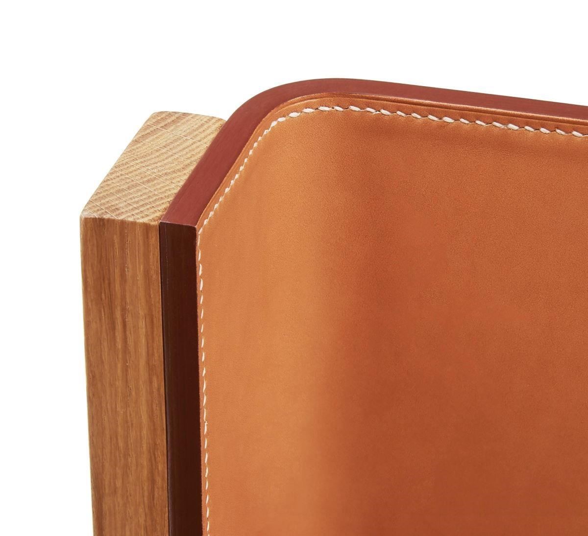 EQUIS D’HERMÈS 系列家具,椅背和座椅是採用愛馬仕專業的皮革工藝手工縫製,再由木頭托架相連,是極為困難的技術。 EQUIS D’HERMÈS 系列家具,椅背和座椅是採用愛馬仕專業的皮革工藝手工縫製,再由木頭托架相連,是極為困難的技術。