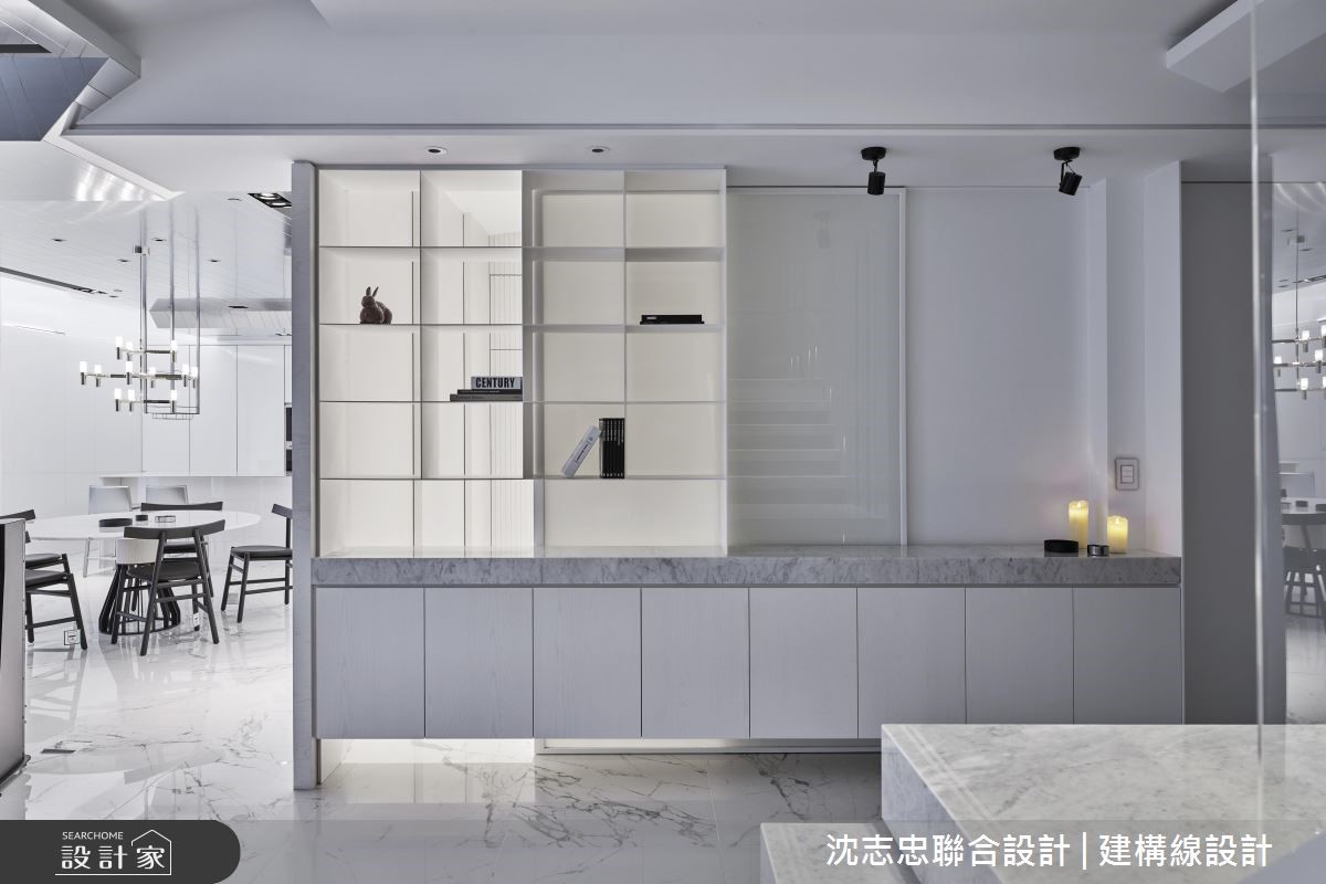 此案位於高樓層住宅,享有絕佳的視覺景觀,室內以現代