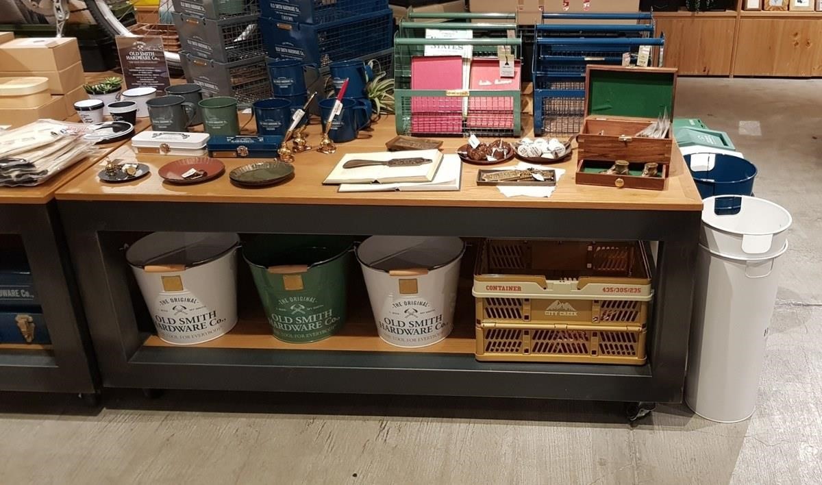 OLD SMITH 的水桶與傘筒。 OLD SMITH 的水桶與傘筒。