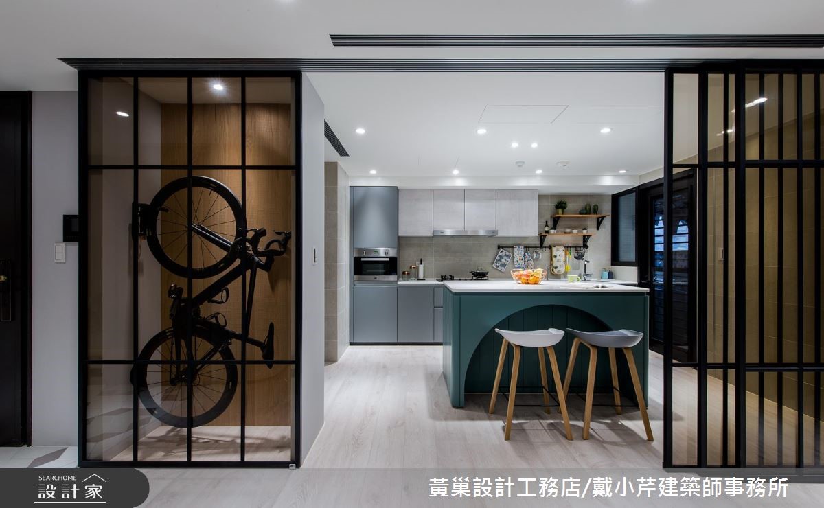屋主夫妻喜歡簡單的空間調性,平時的興趣是到戶外騎腳