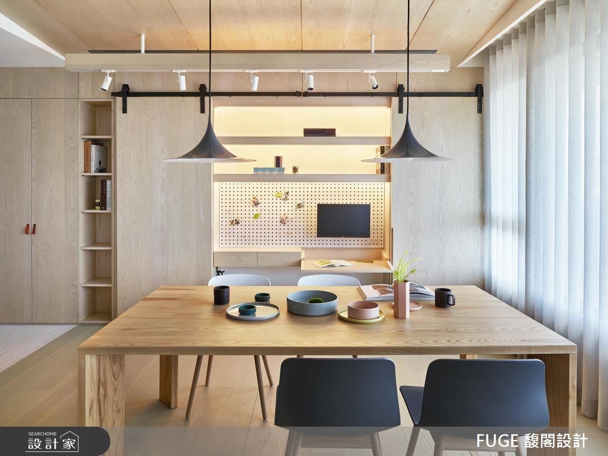 餐廳櫃體設計檯面,並規劃活動式工作檯,滿足屋主工作上的需求。 餐廳櫃體設計檯面,並規劃活動式工作檯,滿足屋主工作上的需求。