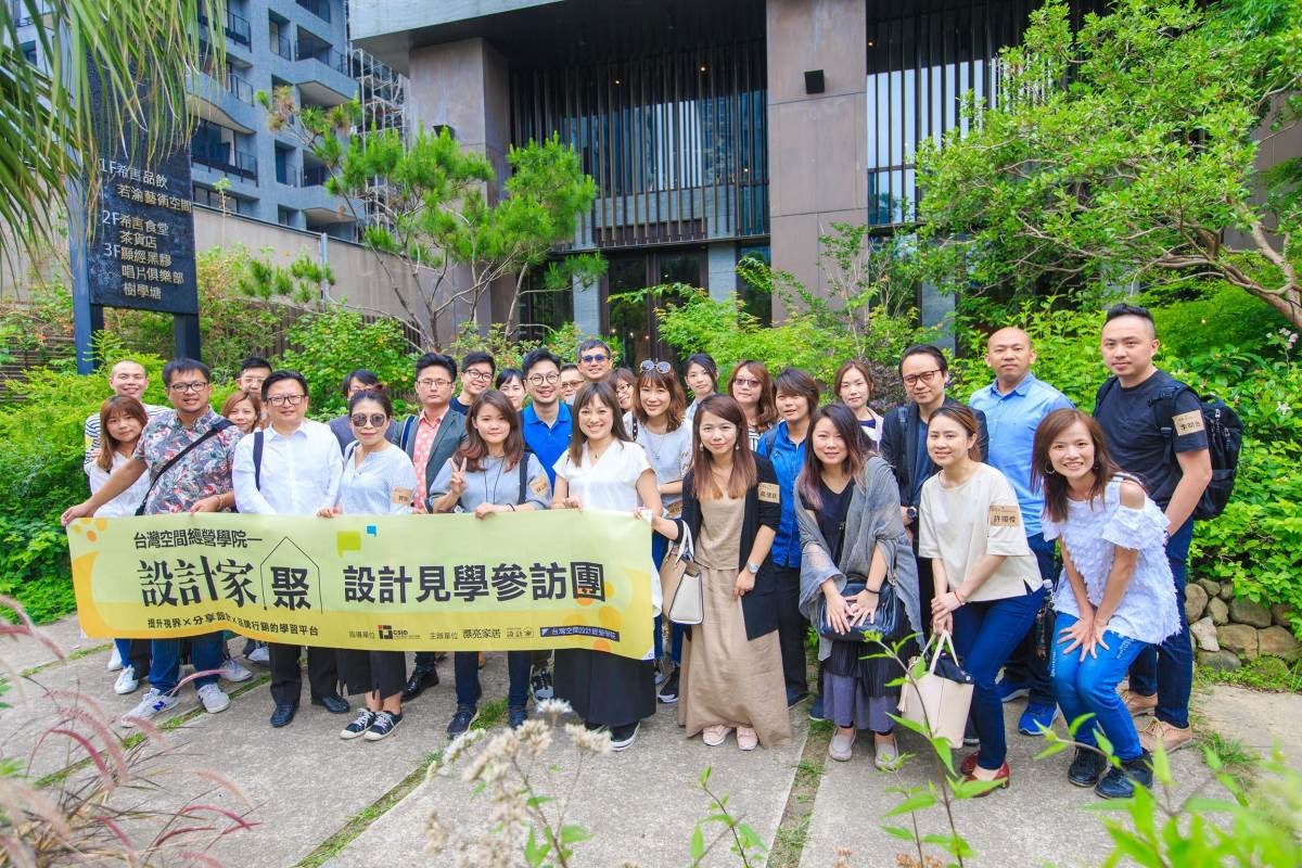 由CJ STUDIO創辦人陸希傑(左3)與《漂亮家居》總編輯張麗寶(左4)帶隊的「設計家聚」見學參訪團。 由CJ STUDIO創辦人陸希傑(左3)與《漂亮家居》總編輯張麗寶(左4)帶隊的「設計家聚」見學參訪團。