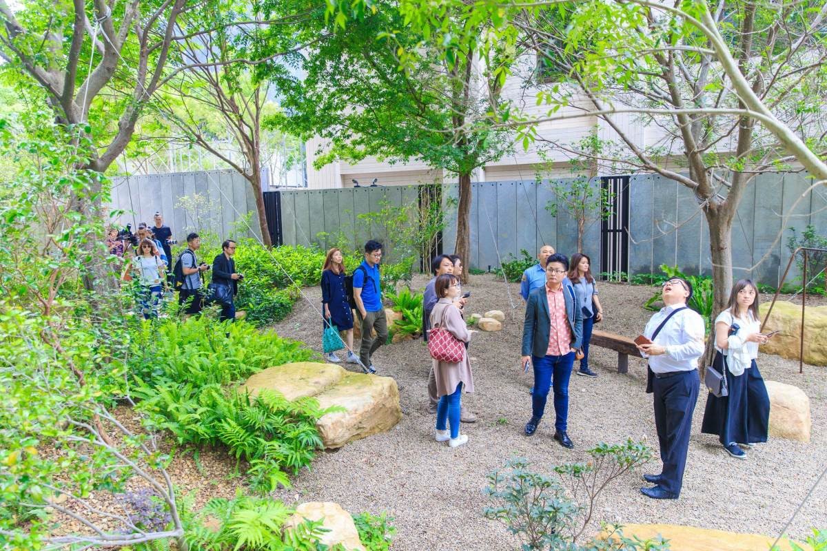 建築就像是一座山,回家不是只有單一路徑,可以爬過石子步道欣賞四季植物的變化。 建築就像是一座山,回家不是只有單一路徑,可以爬過石子步道欣賞四季植物的變化。