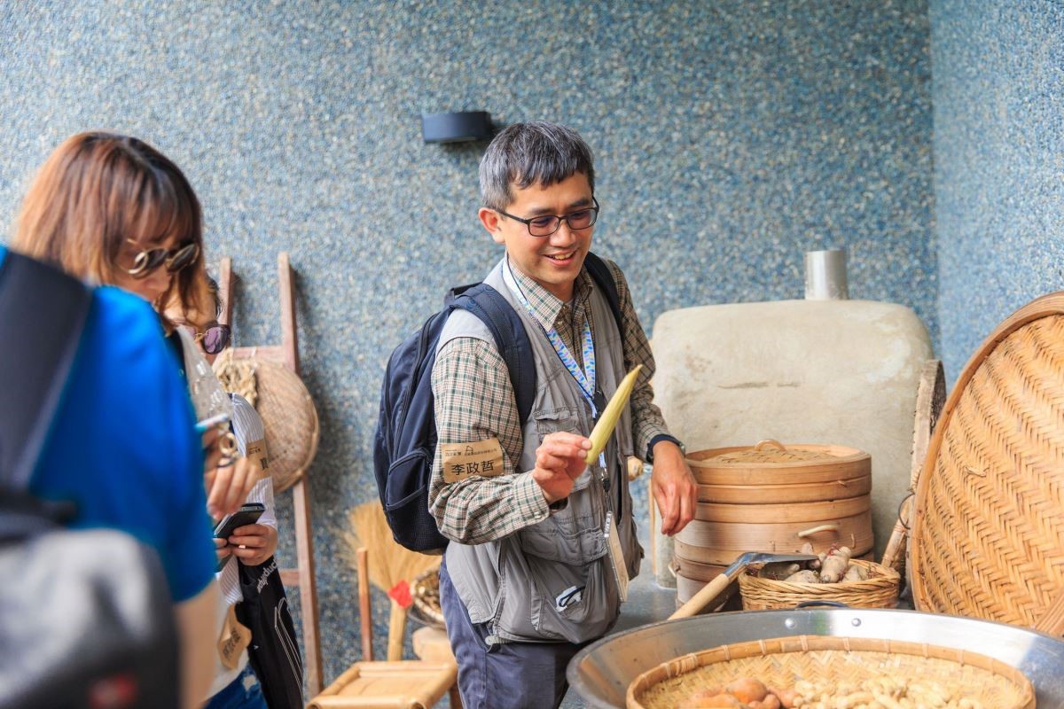 將傳統窯灶移植到社區內,節慶活動時開窯起灶料理,也成為凝聚維繫住戶的日常活動之一。 將傳統窯灶移植到社區內,節慶活動時開窯起灶料理,也成為凝聚維繫住戶的日常活動之一。